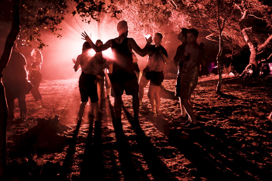 Des jeunes festivaliers dancent et profitent de la performance d'un DJ dans la poussiere du fort abandonné de Punta Christo a Pula en Croatie, pendant le festival Dimensions 2016, reference dans le domaine des musiques electroniques.